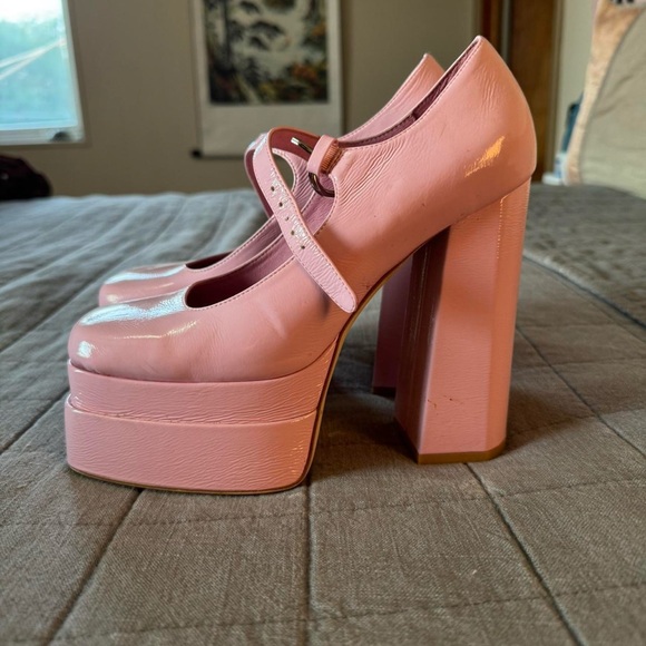 Jeffrey Campbell Chillin Platform Mary Jane Pump
PINK CRINKLE PATENT - Picture 3 of 9